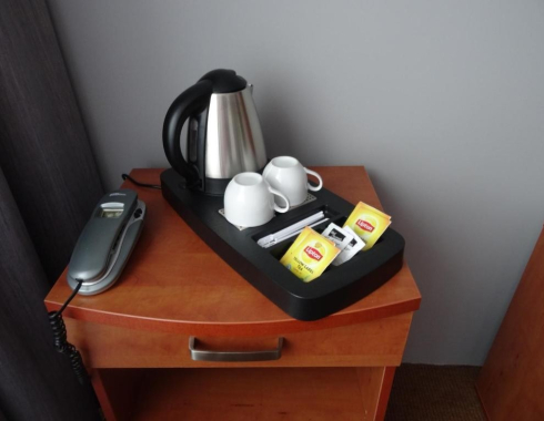 Pokój Dwuosobowy typu Deluxe (2 osoby dorosłe + 2 dzieci) zestaw herbat z czajnikiem