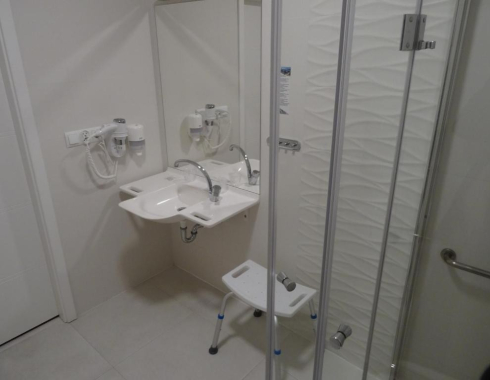 Pokój Dwuosobowy typu Deluxe (2 osoby dorosłe + 2 dzieci) Łazienka 2