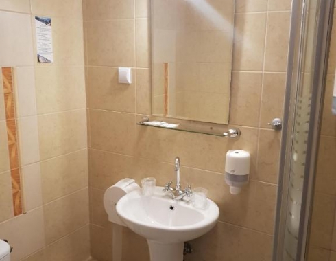 Pokój jednoosobowy standard nowoczesna łazienka