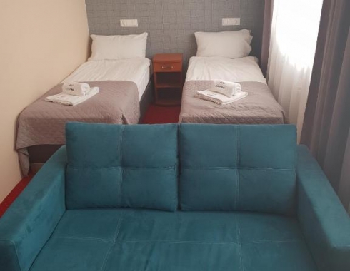 Pokój Dwuosobowy typu Deluxe (2 osoby dorosłe + 2 dzieci) kanapa z łóżkami