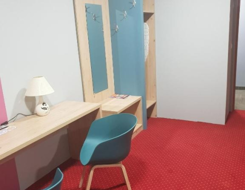 Pokój Dwuosobowy typu Deluxe (2 osoby dorosłe + 2 dzieci) przedpokój mieszkania