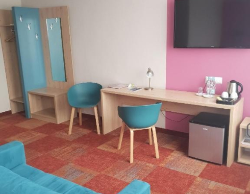 Pokój Dwuosobowy typu Deluxe (2 osoby dorosłe + 2 dzieci) salon dużych rozmiarów