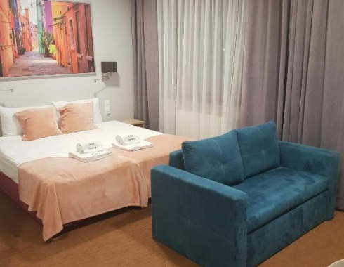 Pokój Dwuosobowy typu Deluxe (2 osoby dorosłe + 2 dzieci) kanapa z łóżkiem