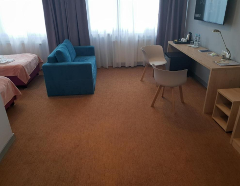 Pokój Dwuosobowy typu Deluxe (2 osoby dorosłe + 2 dzieci) salon z kanapą i łóżkiem