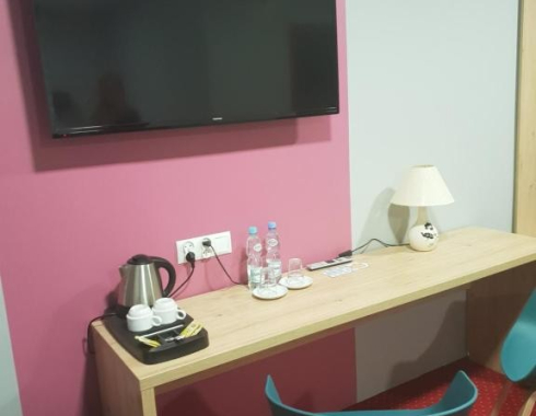 Pokój Dwuosobowy typu Deluxe (2 osoby dorosłe + 2 dzieci) Salon biurko i media