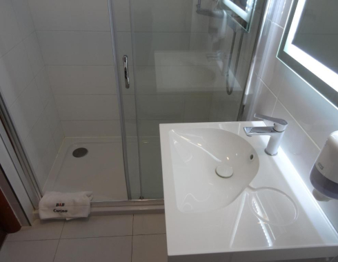 Pokój Dwuosobowy typu Deluxe (2 osoby dorosłe + 2 dzieci) Kabina Prysznicowa łazienka i prysznic