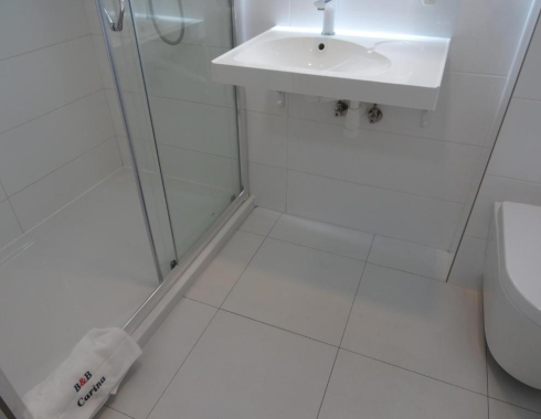 Pokój Dwuosobowy typu Deluxe (2 osoby dorosłe + 2 dzieci) Kabina Prysznicowa nowoczesna łazienka