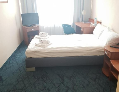 Pokój jednoosobowy standard z szerokim łóżkiem