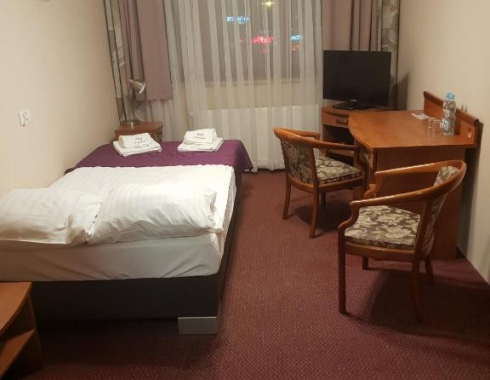 Pokój jednoosobowy standard z szerokim łóżkiem